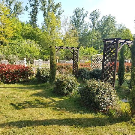 Chateau Des Perichons Poncins Bagian luar foto