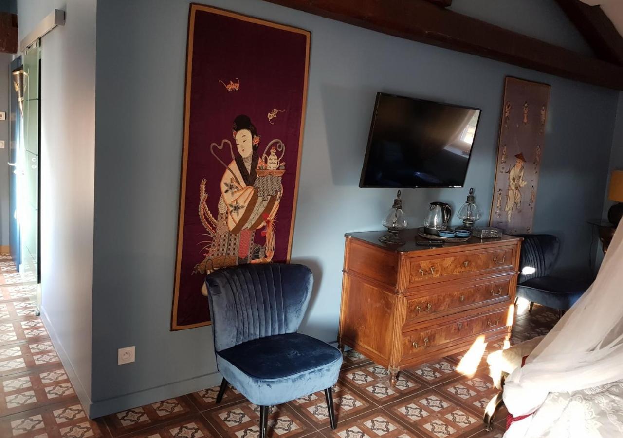 Chateau Des Perichons Poncins Bagian luar foto