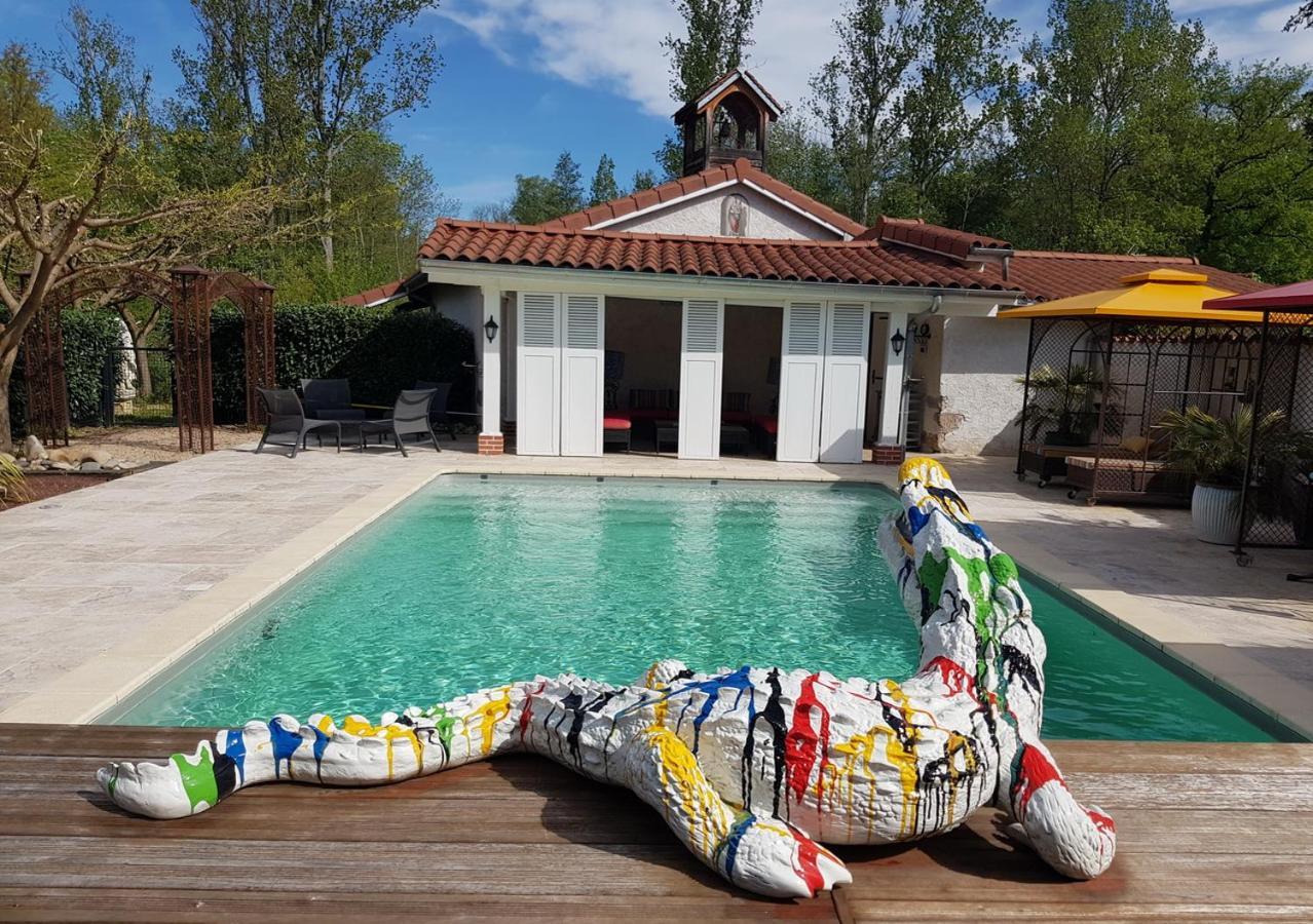 Chateau Des Perichons Poncins Bagian luar foto