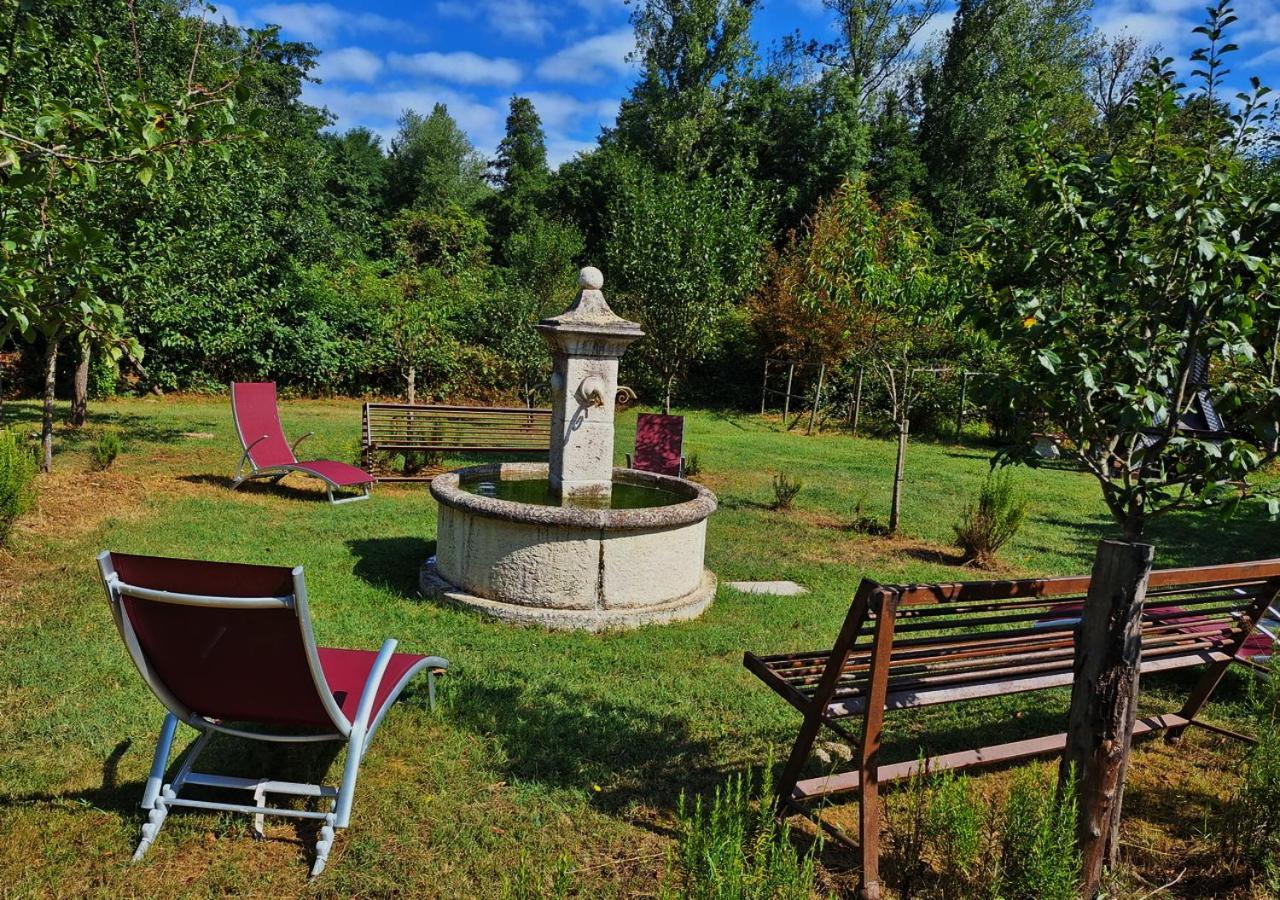 Chateau Des Perichons Poncins Bagian luar foto
